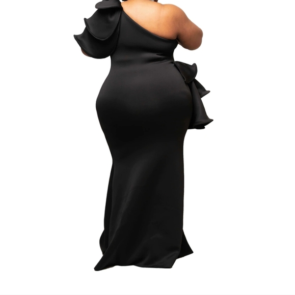 Long Fitted Black Dress - Picture 3 of 3